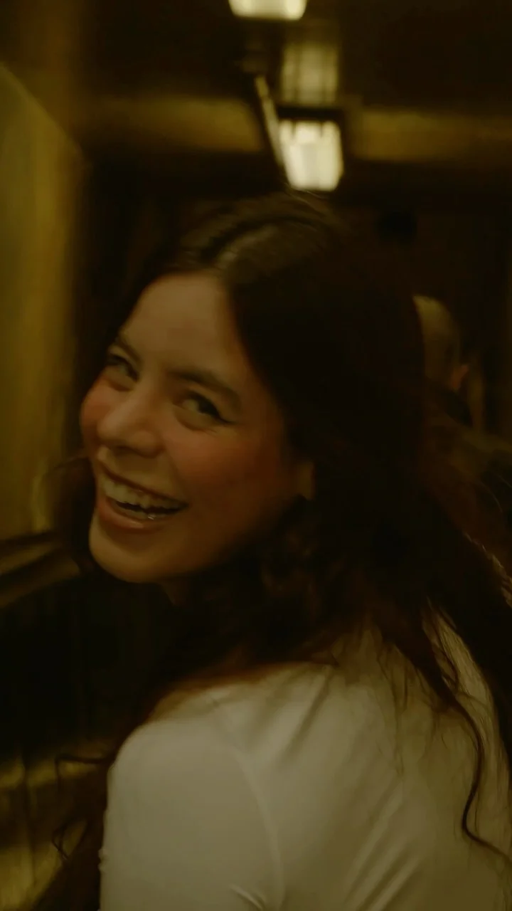 Adri sorrindo em vídeo gravado em São Paulo