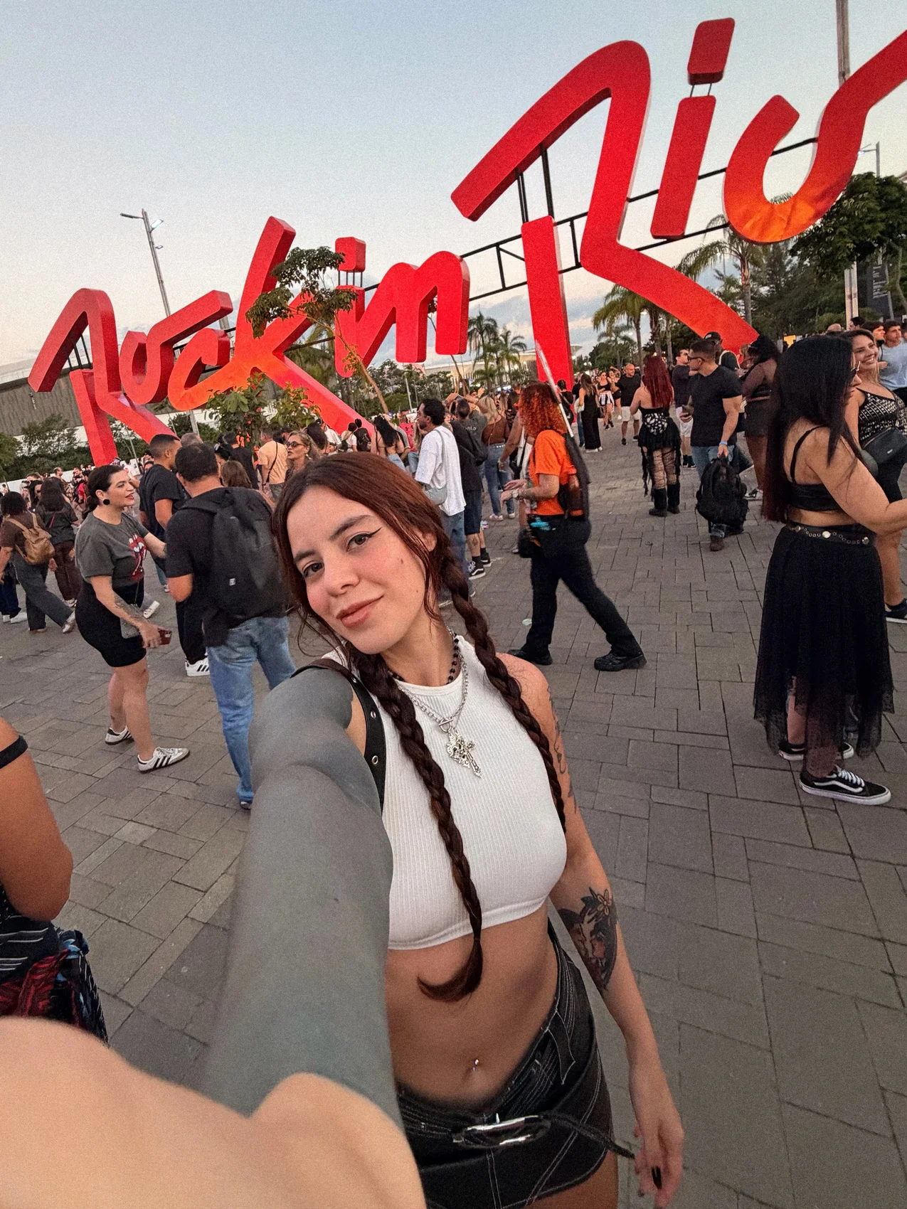 Adri em evento de música com look esportivo