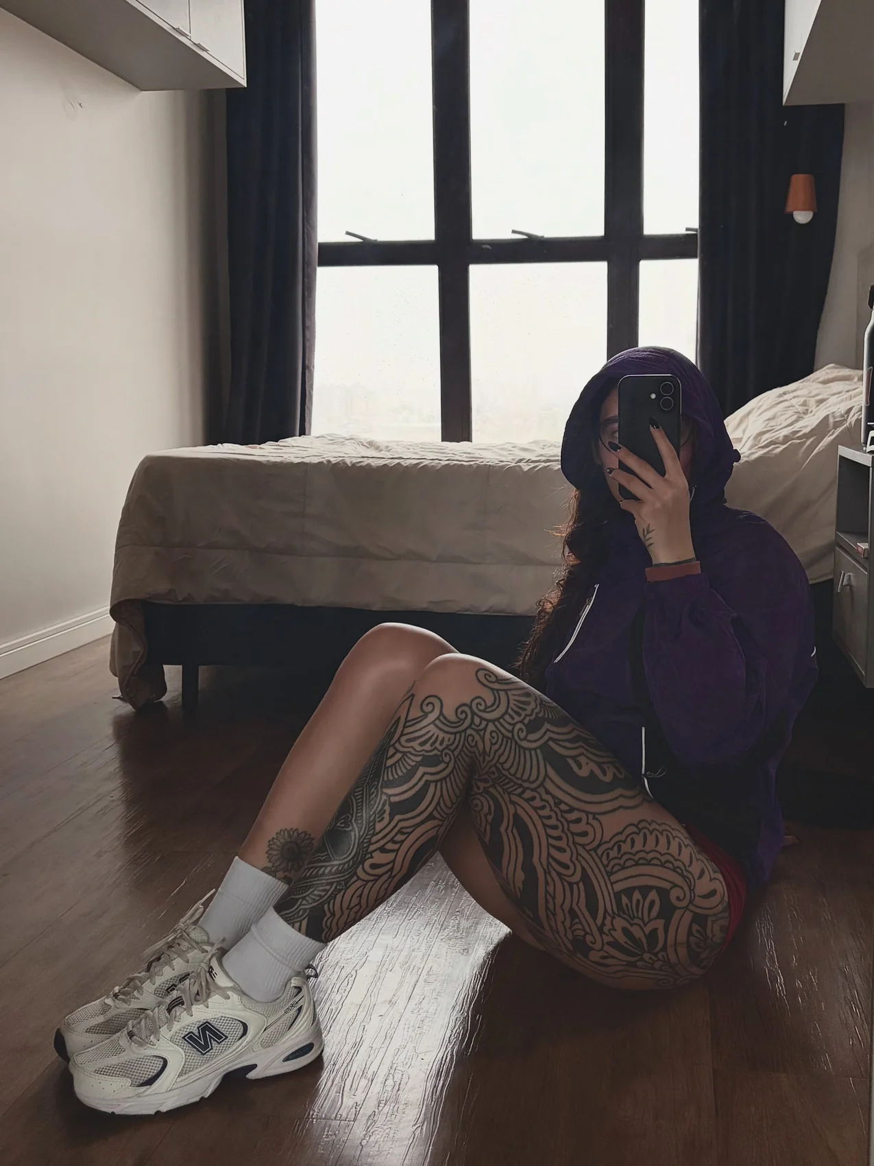 Adri em foto de rotina com tênis