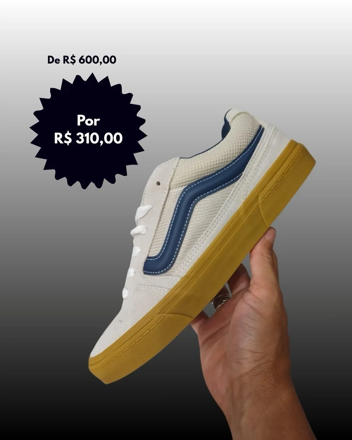 Tênis com detalhe azul apresentado pelo Outlet Blackout