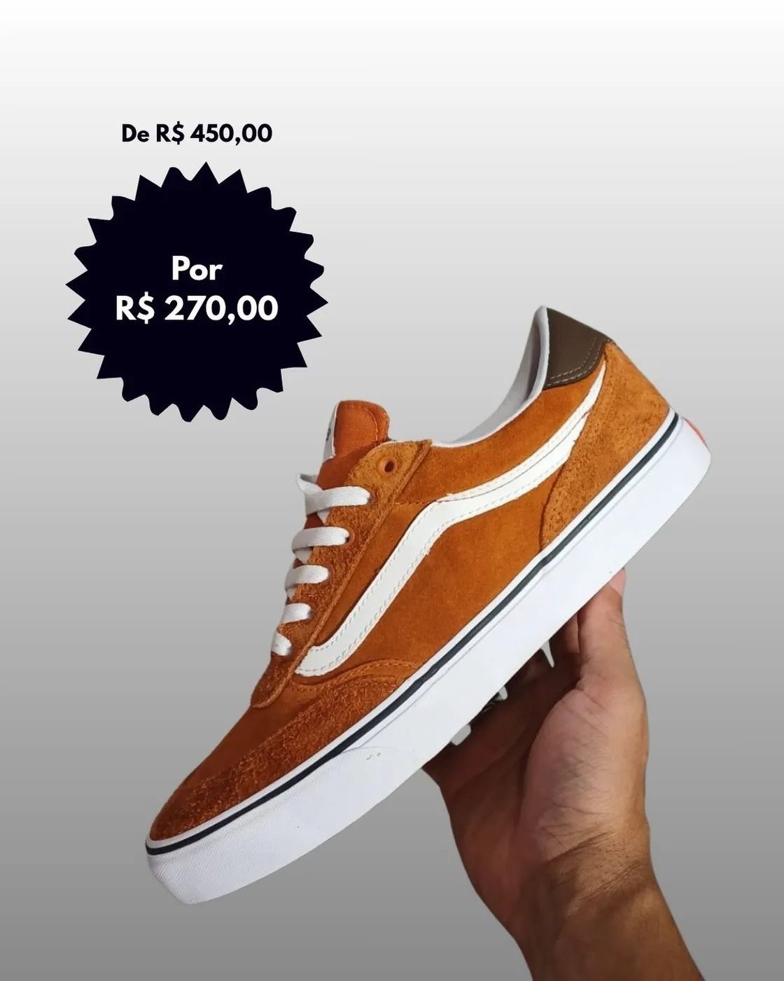 Tênis laranja em publicação do Outlet Blackout